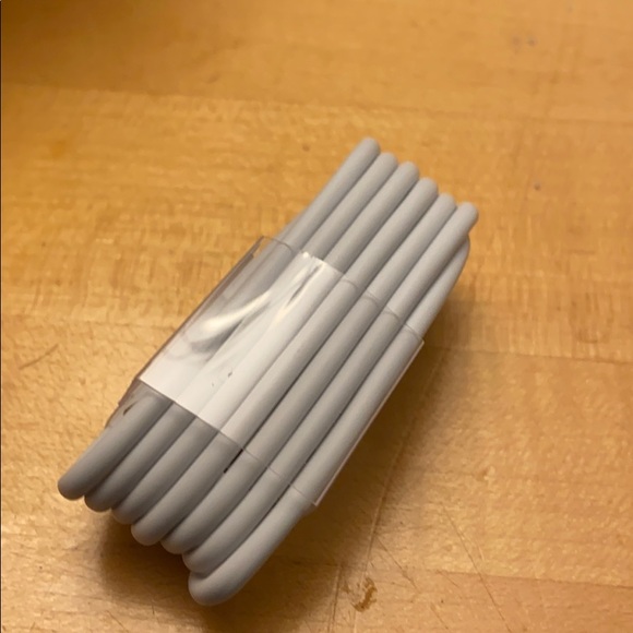 Apple charger - Picture 2 of 3